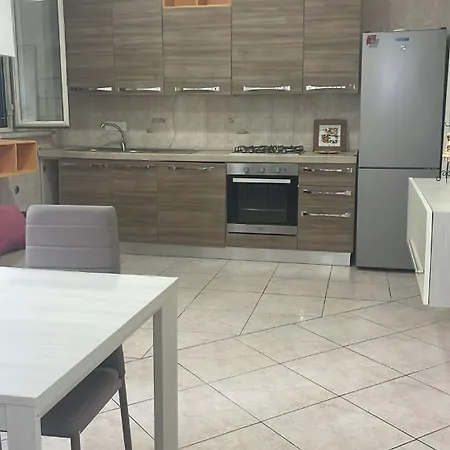 Frankie'S House-3