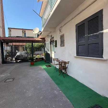 Frankie'S House-2